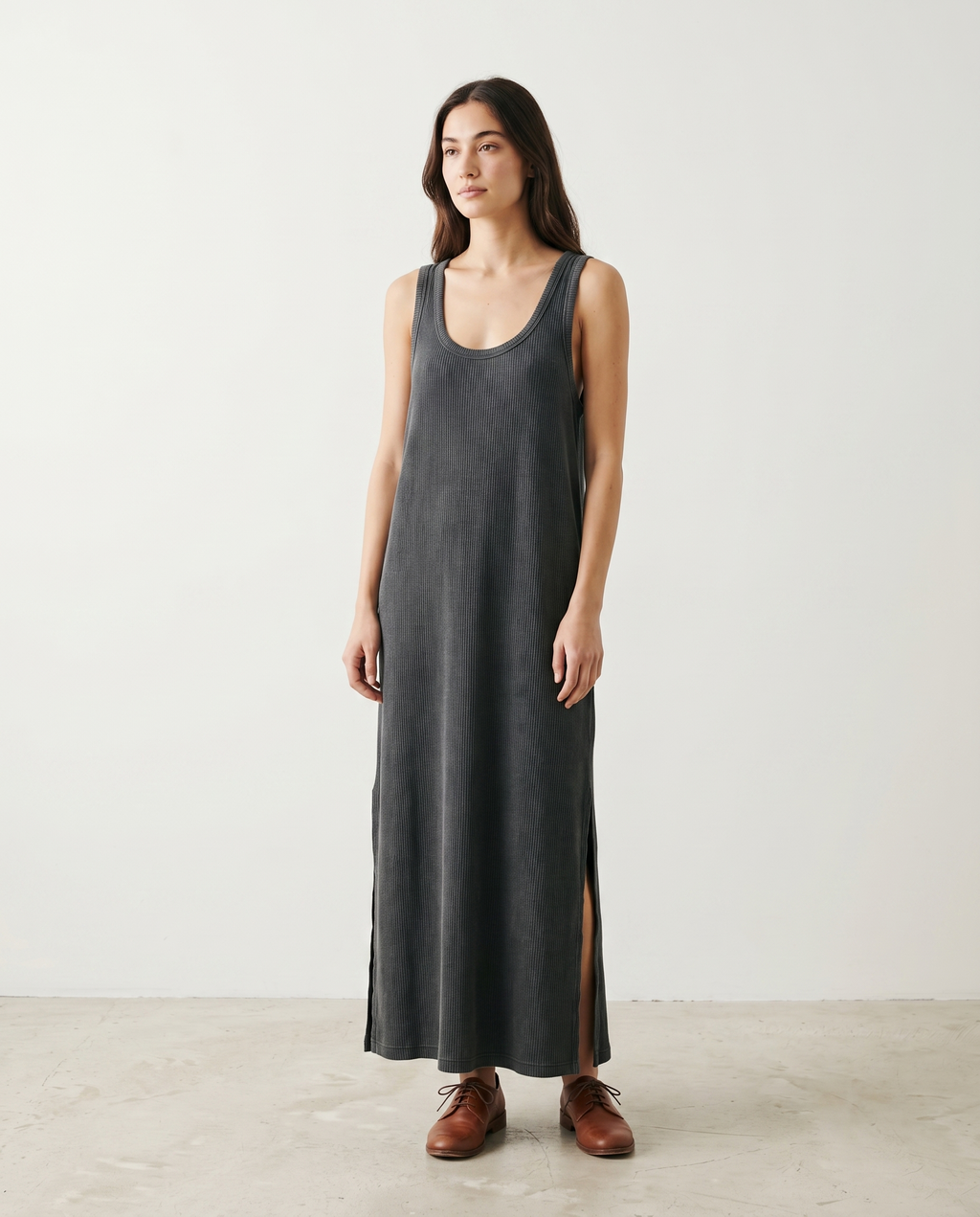 Vestido largo de tirantes con aberturas laterales