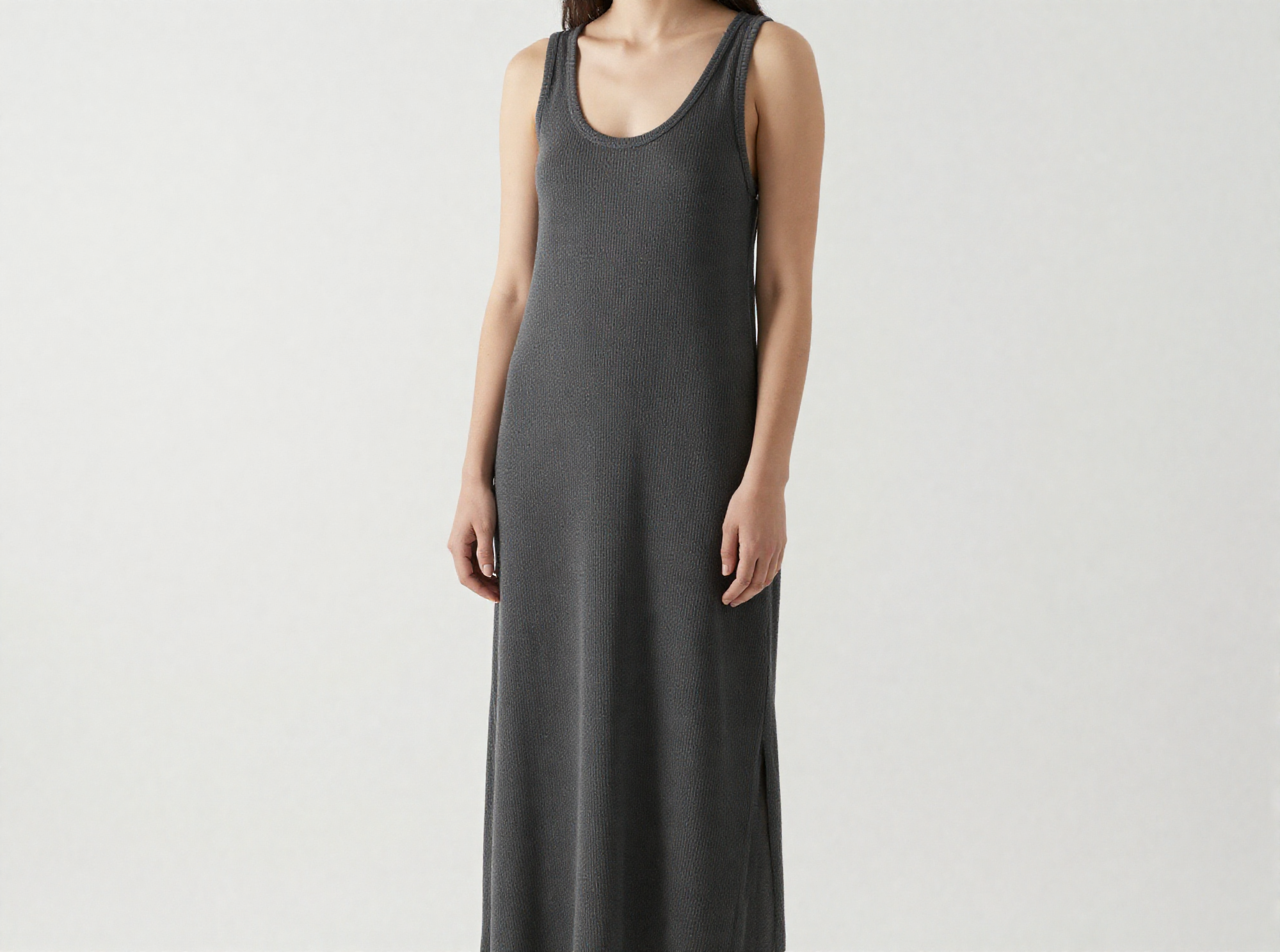 Vestido largo de tirantes con aberturas laterales
